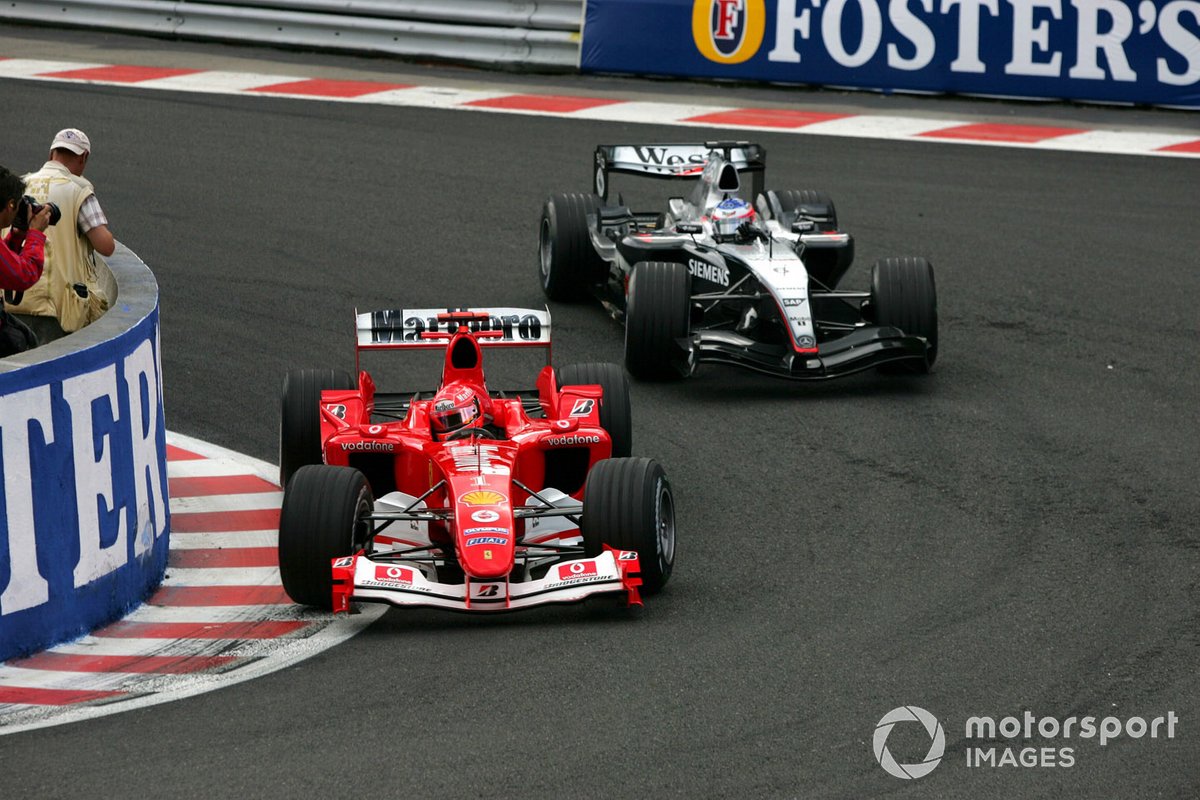 Michael Schumacher, Ferrari F2004 devance Kimi Raikkonen, McLaren Mercedes MP4/19B