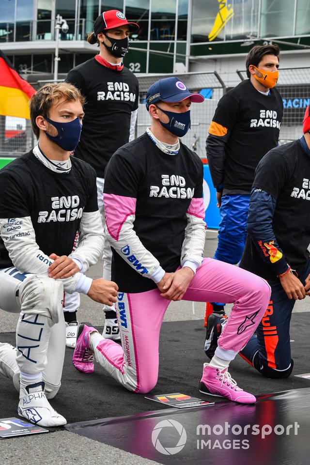Pierre Gasly, AlphaTauri, Nico Hulkenberg, Racing Point, Antonio Giovinazzi, Alfa Romeo, Carlos Sainz Jr., McLaren, Alex Albon, Red Bull Racing, en apoyo de la campaña "End Racism"