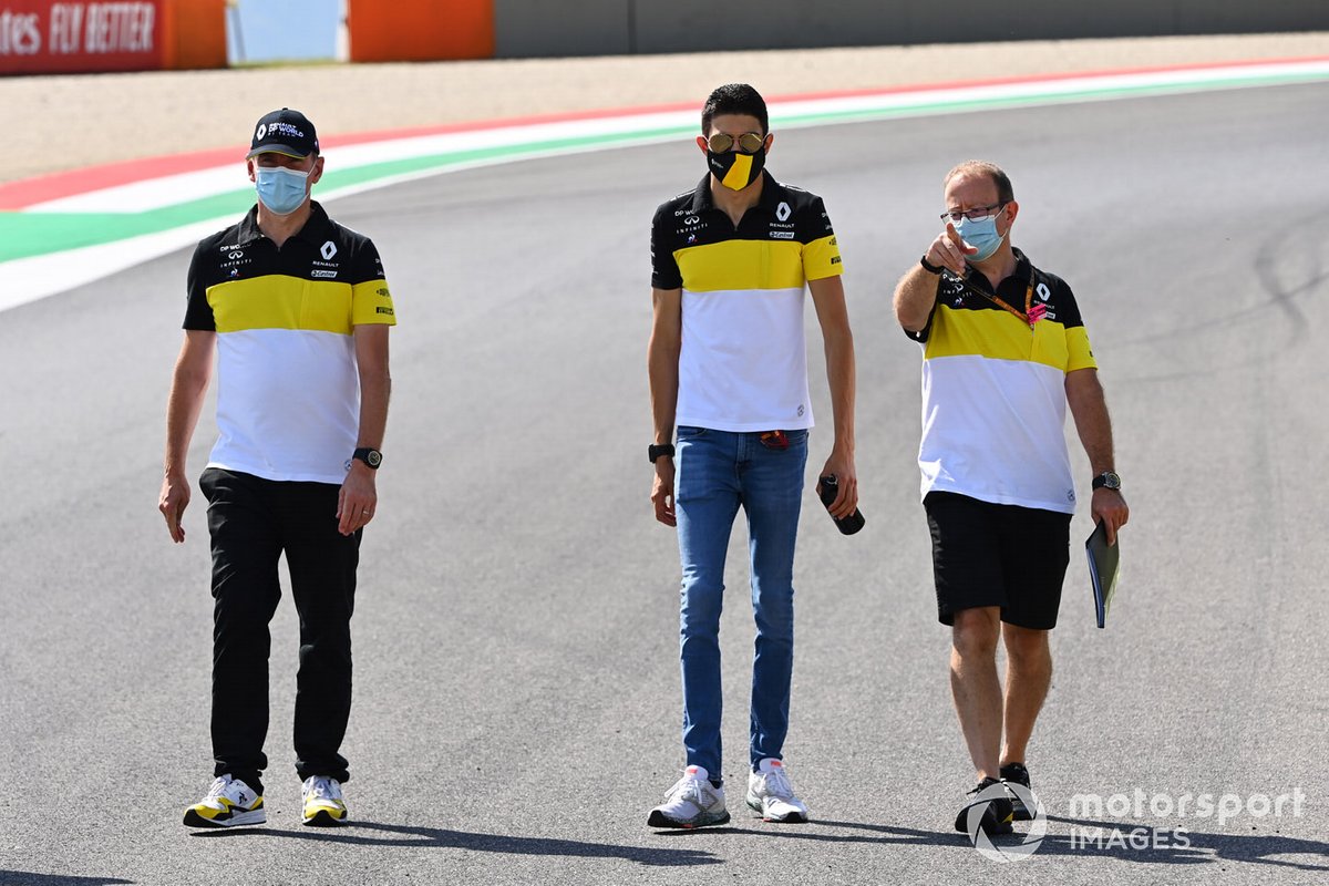 Esteban Ocon, Renault F1, cammina in pista con i colleghi