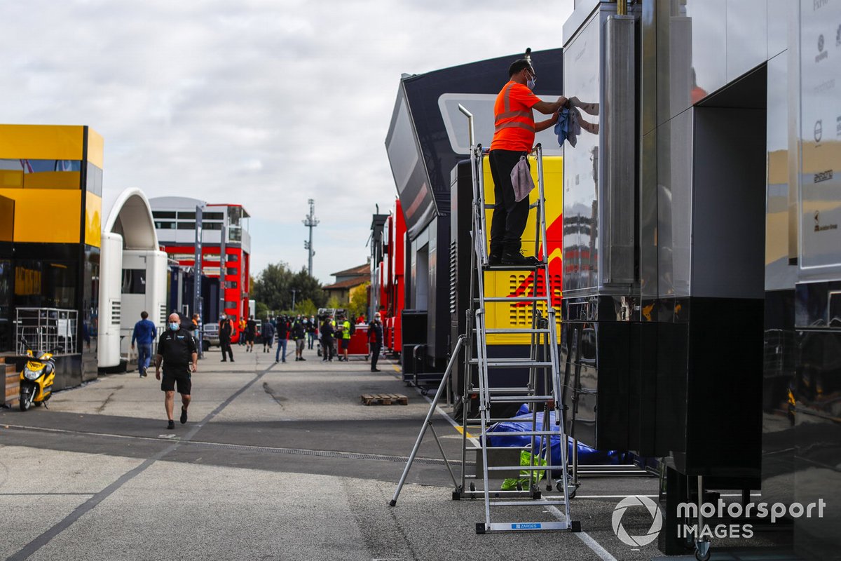 Persone al lavoro nel paddock