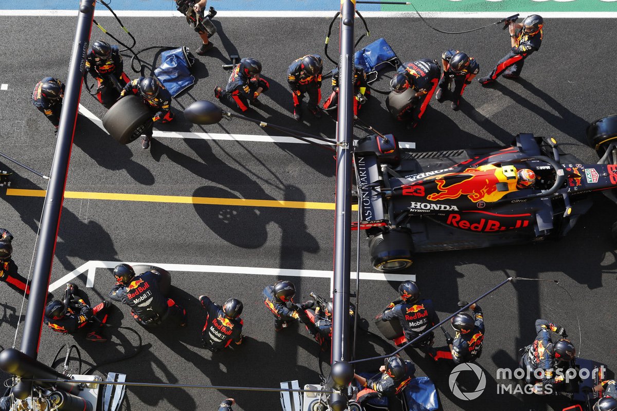 Alex Albon, Red Bull Racing RB16, sale de boxes después de una parada
