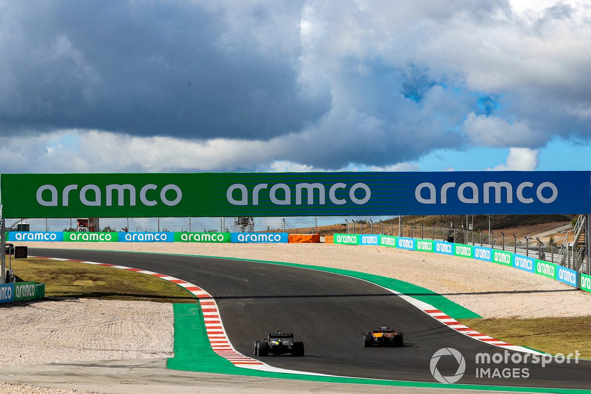 Carlos Sainz Jr., McLaren MCL35, Daniel Ricciardo, Renault F1 Team R.S.20