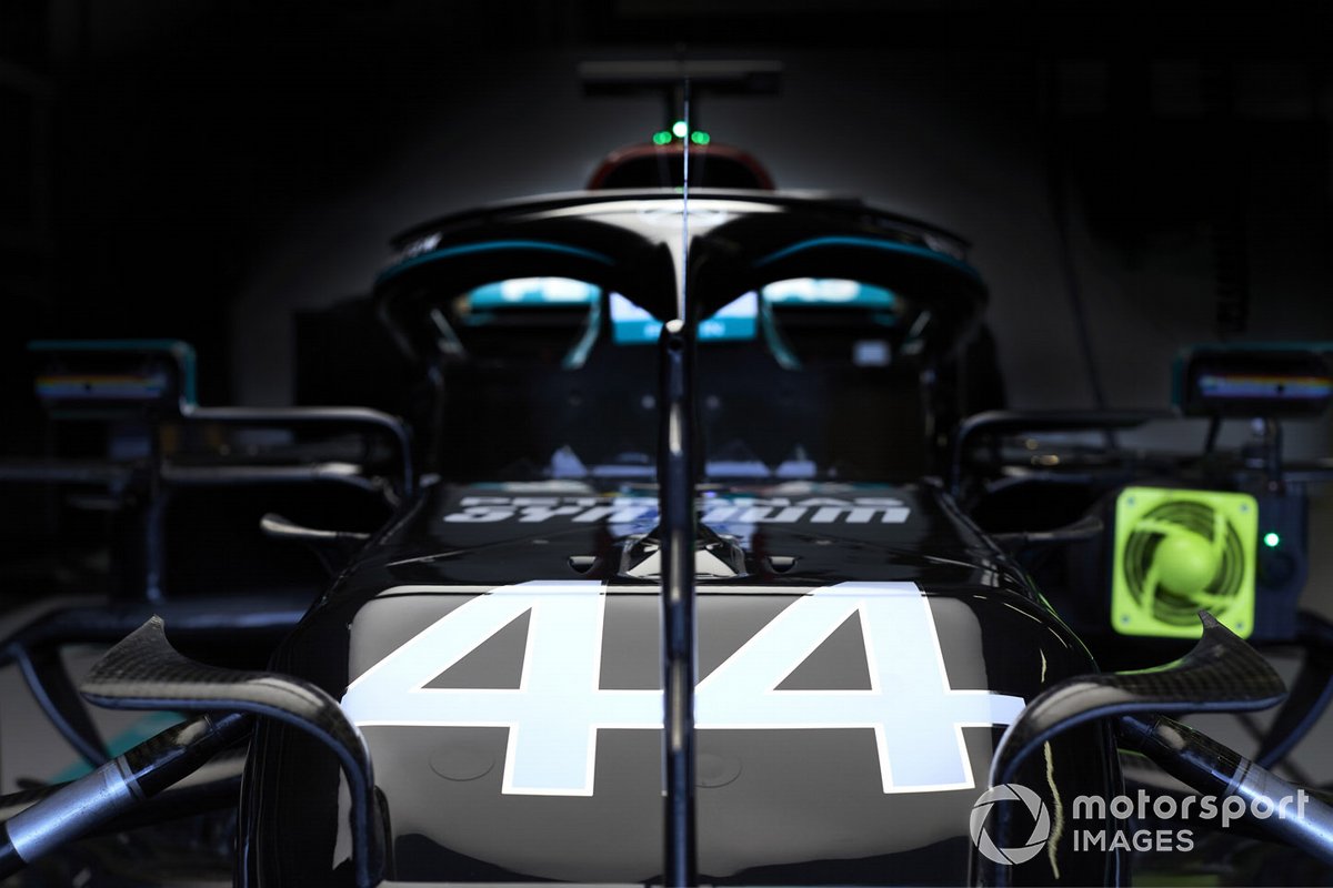 Vettura di Lewis Hamilton, Mercedes F1 W11, in garage