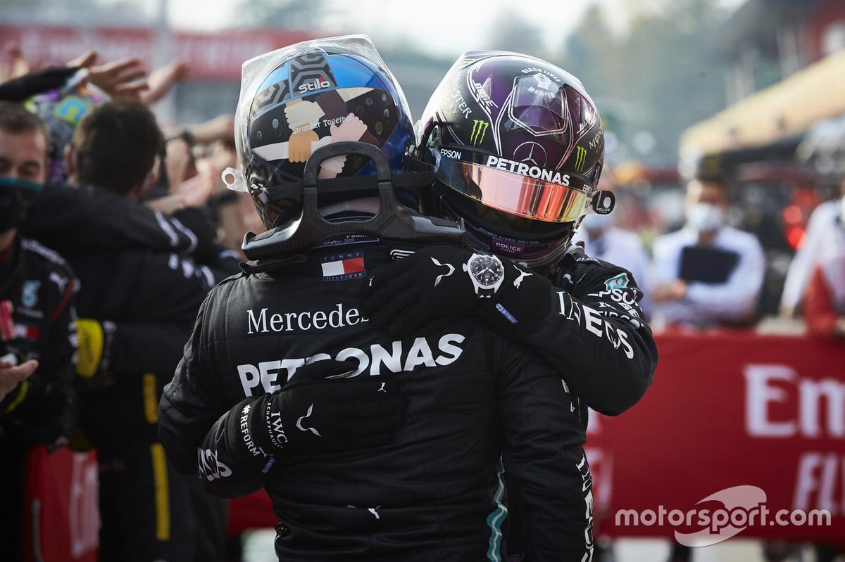 Il vincitore della gara Lewis Hamilton, Mercedes-AMG F1, secondo classificato Valtteri Bottas, Mercedes-AMG F1