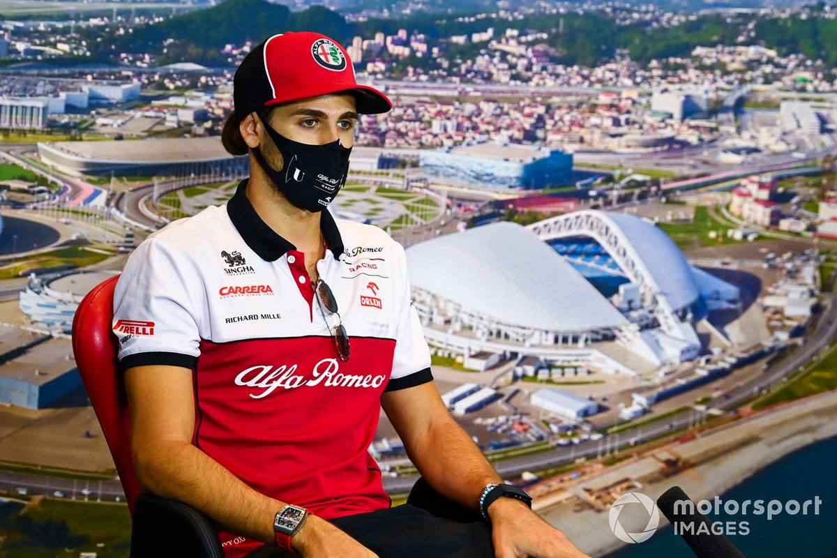 Antonio Giovinazzi, Alfa Romeo, en la conferencia de prensa