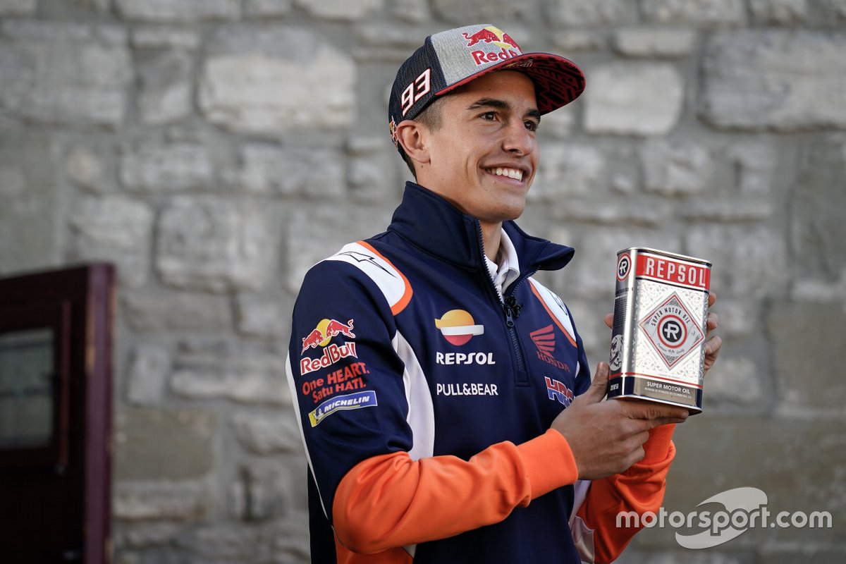 Marc Márquez y Alex Márquez en el juego de la Caja Sorpresa