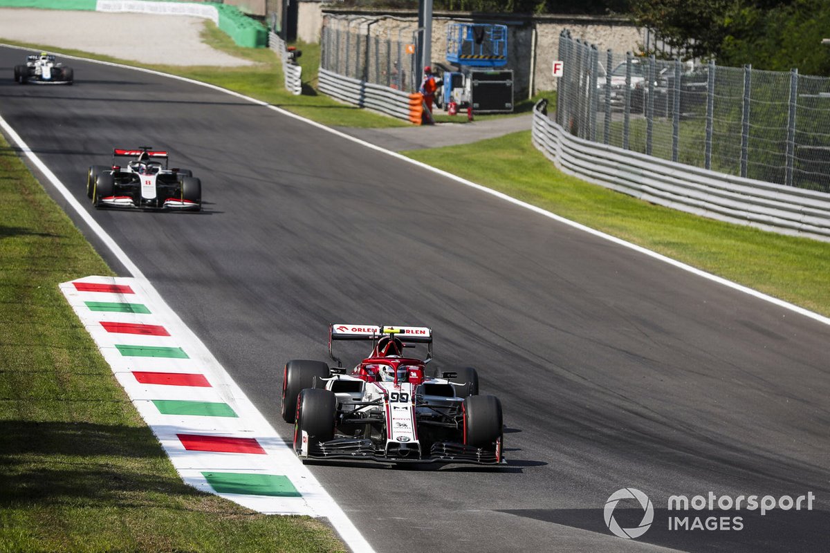 Antonio Giovinazzi, Alfa Romeo Racing C39, Romain Grosjean, Haas VF-20 e Nicholas Latifi, Williams FW43