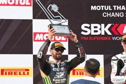 Le deuxième, Kenan Sofuoglu, Puccetti Racing Kawasaki sur le podium