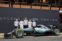 Презентация Mercedes AMG F1 W07 Hybrid: Эндри Коувелл, менеджер по производительности Mercedes-Benz; Льюис Хэмилтон, Mercedes AMG F1; Тото Вольф, руководитель Mercedes AMG F1; Нико Росберг, Mercedes AMG F1; Падди Лоу, исполнительный технический директор Mercedes AMG F1