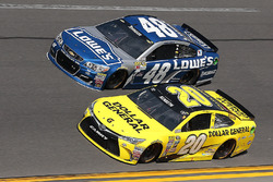 Matt Kenseth, Joe Gibbs Racing Toyota; Jimmie Johnson, Hendrick Motorsports Chevrolet