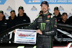 Polesitter Kurt Busch, Stewart-Haas Racing Chevrolet