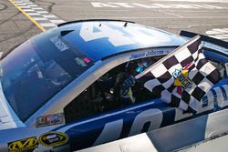 El ganador de la carrera, Jimmie Johnson, Hendrick Motorsports Chevrolet celebra