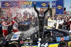 Le vainqueur Tony Stewart, Stewart-Haas Racing