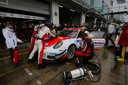 #30 Frikadelli Racing Team, Porsche GT3 R: Norbert Siedler, Patrick Huisman, Sabine Schmitz