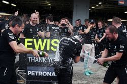 Tony Walton, Mercedes AMG F1 celebrates the constructors' title with the team