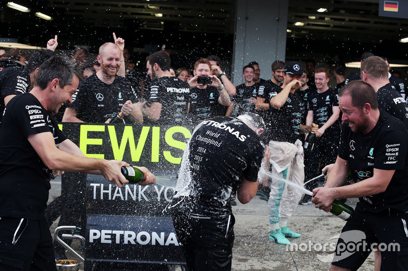 Tony Walton, Mercedes AMG F1 festeggia il titolo costruttori con il team