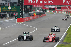 Kimi Raikkonen, Ferrari SF16-H and Nico Hulkenberg, Sahara Force India F1 VJM09 battle for position
