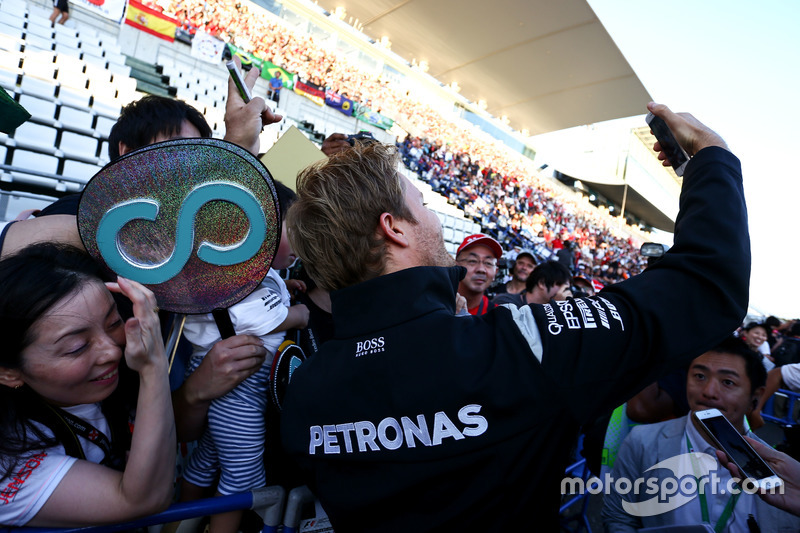 Nico Rosberg, Mercedes AMG F1 with fans