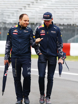 Max Verstappen, Red Bull Racing wandelt op het circuit met Gianpiero Lambiase, Red Bull Racing Engin