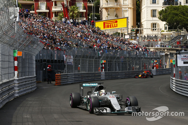 Lewis Hamilton, Mercedes AMG F1 W07 Hybrid devant Daniel Ricciardo, Red Bull Racing RB12