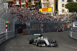 Lewis Hamilton, Mercedes AMG F1 W07 Hybrid devant Daniel Ricciardo, Red Bull Racing RB12