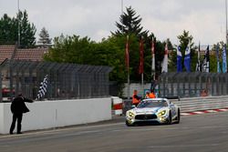 Checkerd flag for #4 AMG-Team Black Falcon, Mercedes-AMG GT3: Bernd Schneider, Maro Engel, Adam Christodoulou, Manuel Metzger