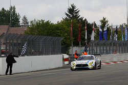 Checkerd flag for #4 AMG-Team Black Falcon, Mercedes-AMG GT3: Bernd Schneider, Maro Engel, Adam Christodoulou, Manuel Metzger