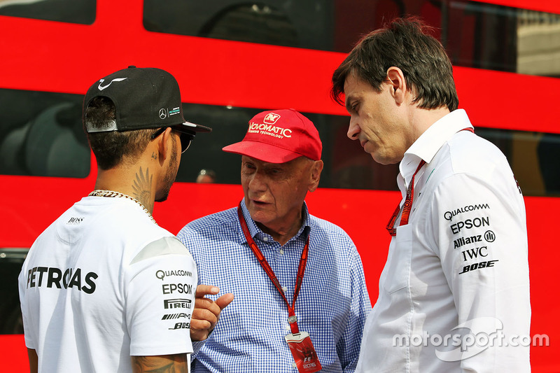 Lewis Hamilton, Mercedes AMG F1 con Niki Lauda, Presidente Non-Esecutivo Mercedes e Toto Wolff, Azionista e Direttore Esecutivo Mercedes AMG F1