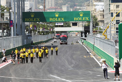 Jolyon Palmer, Renault Sport F1 Team walks the circuit with the team