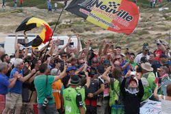 Ganadores Thierry Neuville, Nicolas Gilsoul, Hyundai i20 WRC, Hyundai Motorsport con fans