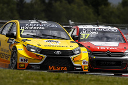 Hugo Valente, LADA Sport Rosneft, Lada Vesta; José María López, Citroën World Touring Car Team, Citroën C-Elysée WTCC