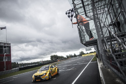 Bandiera a scacchi per Gabriele Tarquini, LADA Sport Rosneft, Lada Vesta