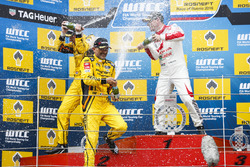 Podio: il vincitore della gara Nicky Catsburg, LADA Sport Rosneft, Lada Vesta; il secondo classifica