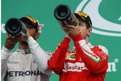 Ganador de la carrera Lewis Hamilton, Mercedes AMG F1 y el segundo luhgar Sebastian Vettel, Ferrari 