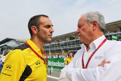 Cyril Abiteboul, directeur Renault Sport F1 avec Jerome Stoll, Renault Sport F1 President sur la grille