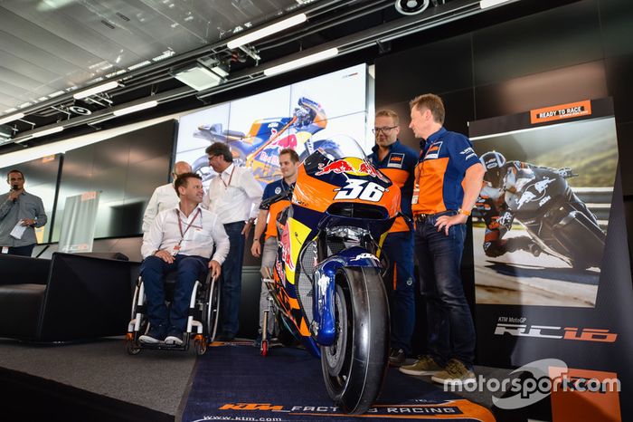 Mika Kallio, Sebastian Risse Pit Beirer y Mike Leitner descubren la moto KTM MotoGP