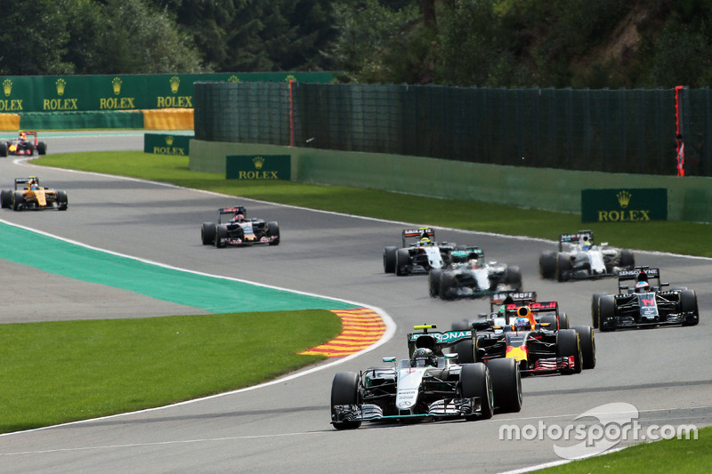 Nico Rosberg, Mercedes AMG F1 W07 Hybridlrads at the start of the race