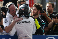 Il vincitore della gara Nico Rosberg, Mercedes AMG F1 festeggia nel parco chiuso