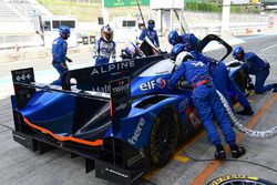 #36 Signatech Alpine A460: Gustavo Menezes, Nicolas Lapierre, Stéphane Richelmi