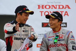 関口雄飛(ITOCHU ENEX TEAM IMPUL)と野尻智紀(DOCOMO TEAM DANDELION RACING)