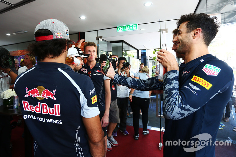 Jenson Button, Daniel Ricciardo, Marcus Ericsson, Daniil Kvyat, Sergio Perez, e Carlos Sainz Jr.
