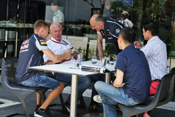 Daniil Kvyat, Scuderia Toro Rosso avec le Dr Helmut Marko, consultant Red Bull Motorsport et Franz Tost, Scuderia Toro Rosso, Team Principal