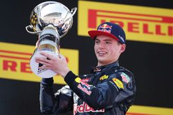 Max Verstappen, Red Bull Racing, fête sa victoire sur le podium