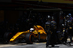 Kevin Magnussen, Renault Sport F1 Team RS16 makes a pit stop