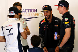 Daniel Ricciardo, Red Bull Racing discute avec Felipe Massa, Williams, son fils Felipinho, Max Verstappen, Red Bull Racing, et Romain Grosjean, Haas F1