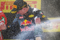 Winnaar Max Verstappen, Red Bull Racing viert met champagne op het podium