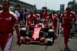 Sebastian Vettel, Ferrari SF16-H on the grid