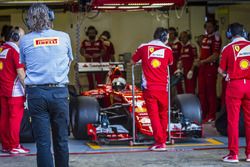 Sebastian Vettel, Ferrari SF15-T, mit Pirelli-Reifen für 2017