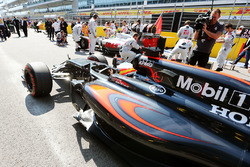 Fernando Alonso, McLaren MP4-31 en la parrilla