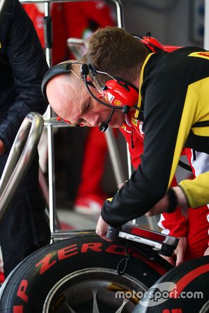 Jock Clear, Director de ingeniería de Ferrari con un técnico de Pirelli neumáticos